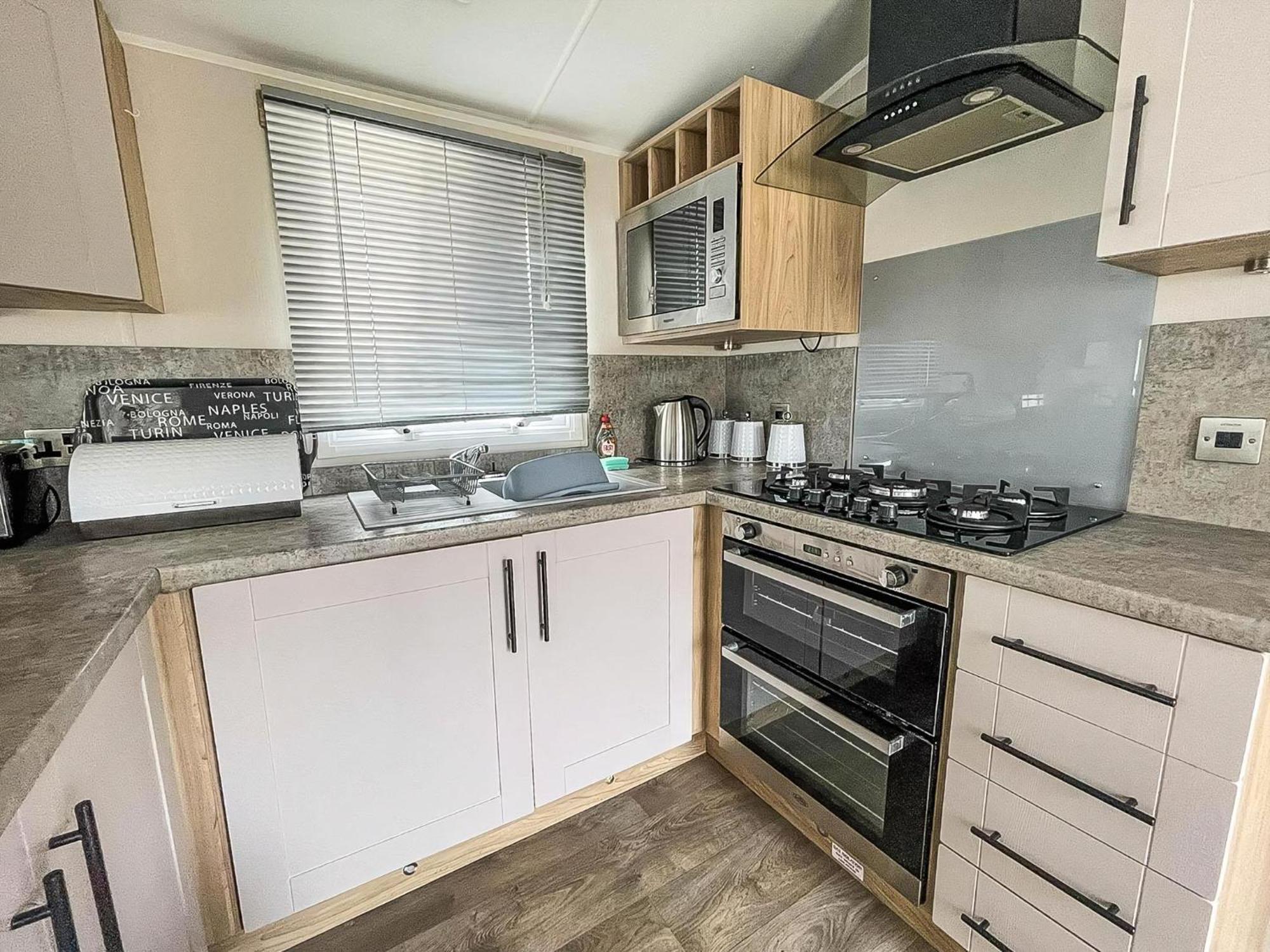 Beautiful Caravan For Hire With A Partial Sea View In Suffolk Ref 32042Az Lowestoft Exteriér fotografie