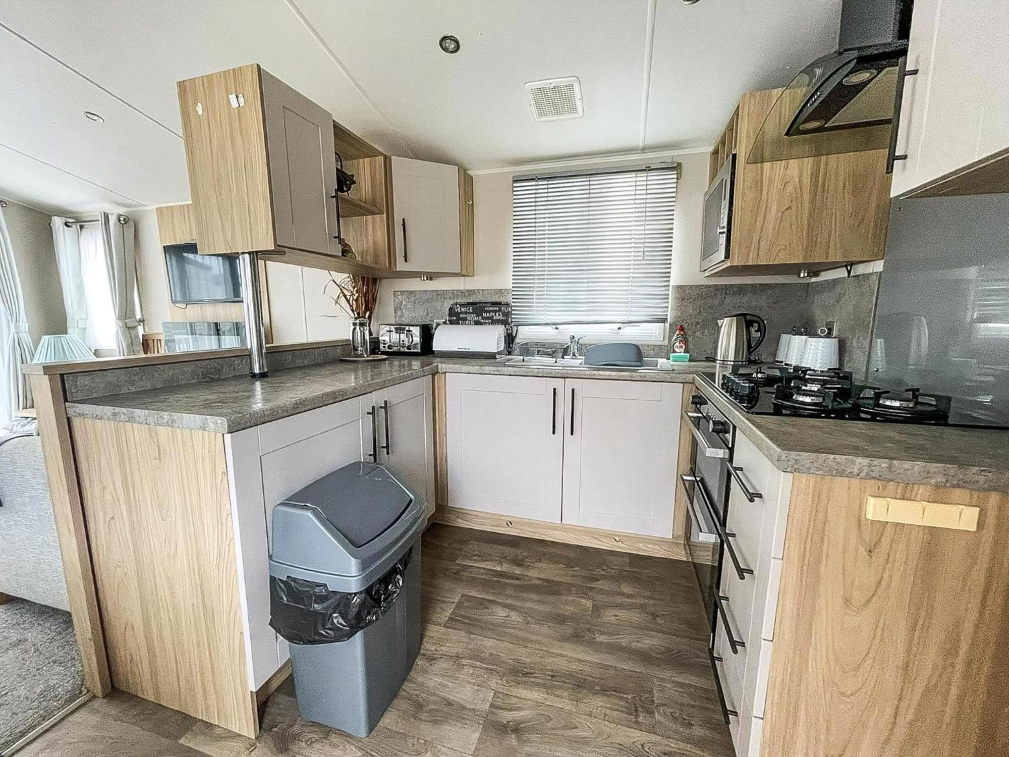 Beautiful Caravan For Hire With A Partial Sea View In Suffolk Ref 32042Az Lowestoft Exteriér fotografie