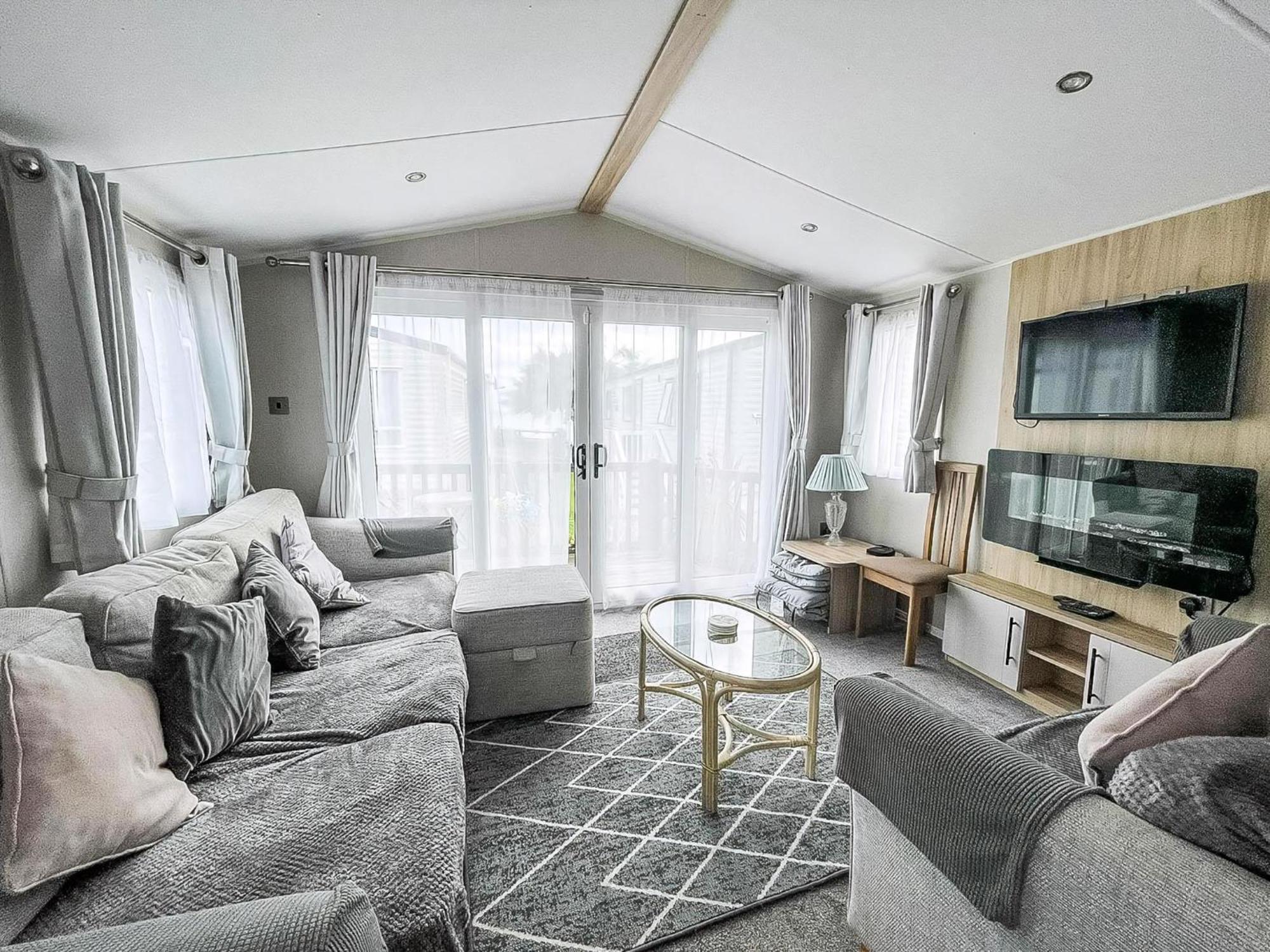 Beautiful Caravan For Hire With A Partial Sea View In Suffolk Ref 32042Az Lowestoft Exteriér fotografie