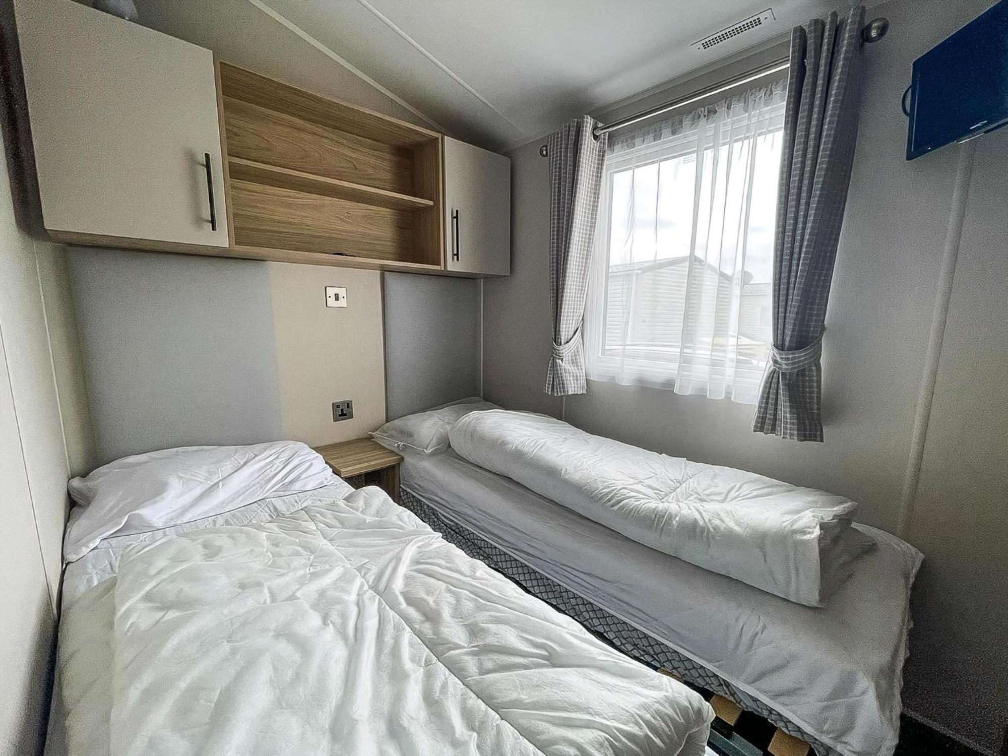 Beautiful Caravan For Hire With A Partial Sea View In Suffolk Ref 32042Az Lowestoft Exteriér fotografie