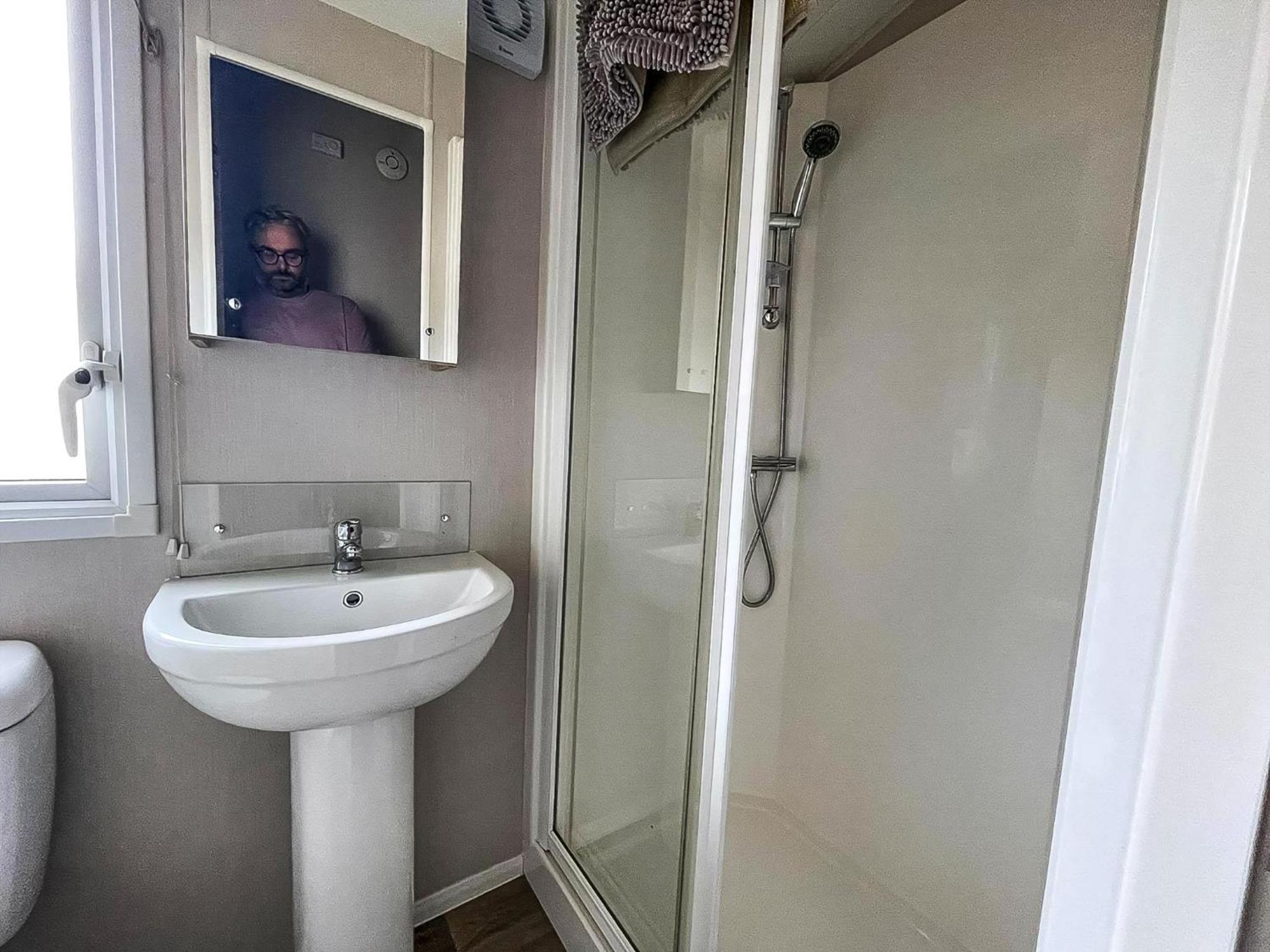 Beautiful Caravan For Hire With A Partial Sea View In Suffolk Ref 32042Az Lowestoft Exteriér fotografie