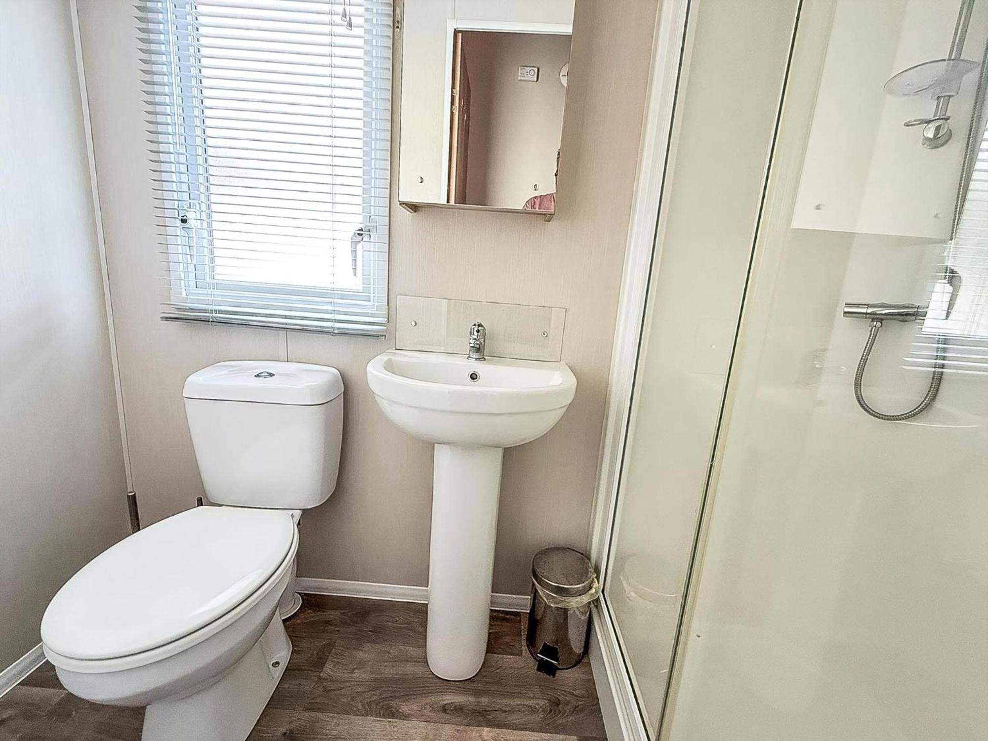 Beautiful Caravan For Hire With A Partial Sea View In Suffolk Ref 32042Az Lowestoft Exteriér fotografie