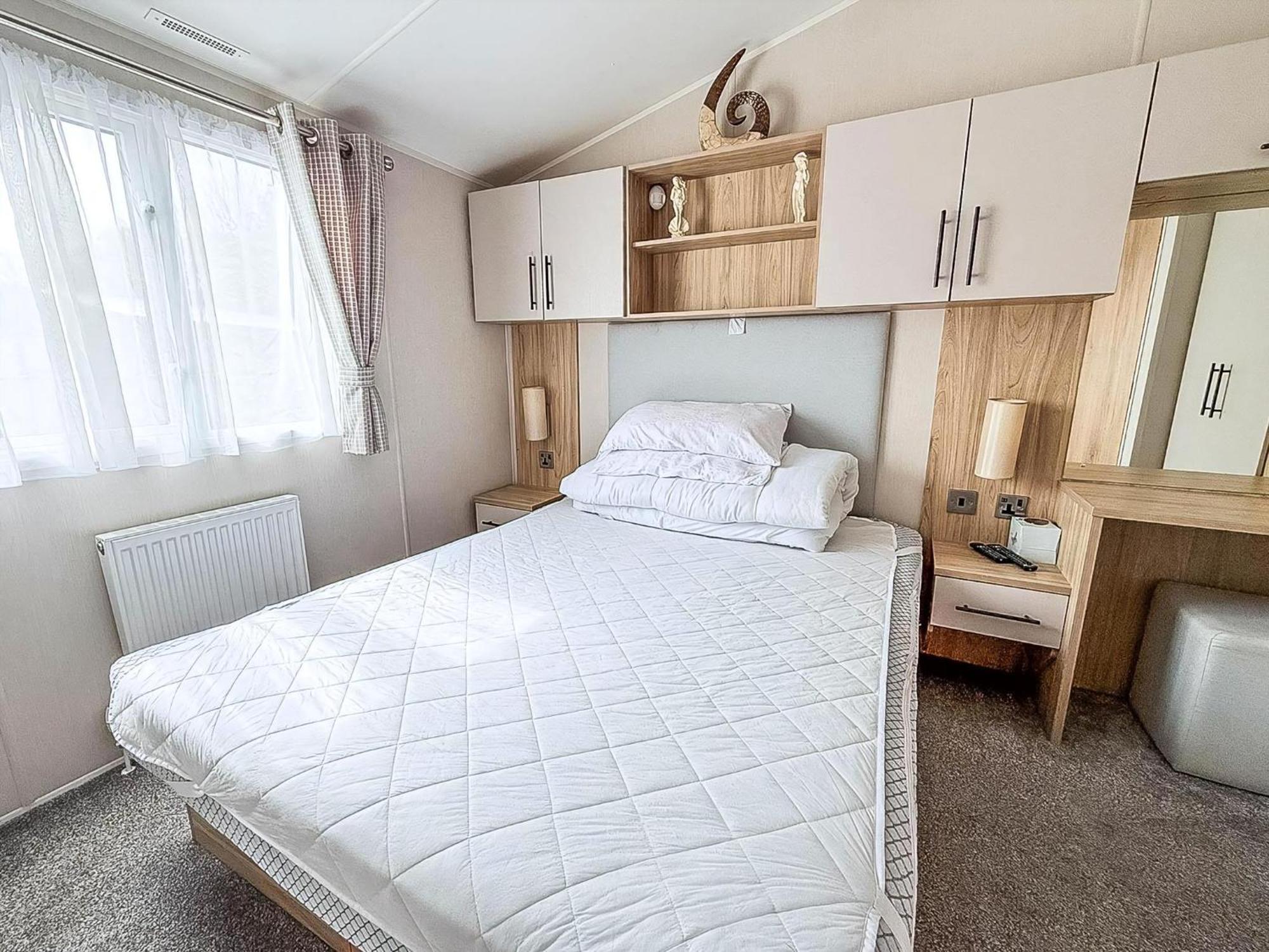 Beautiful Caravan For Hire With A Partial Sea View In Suffolk Ref 32042Az Lowestoft Exteriér fotografie