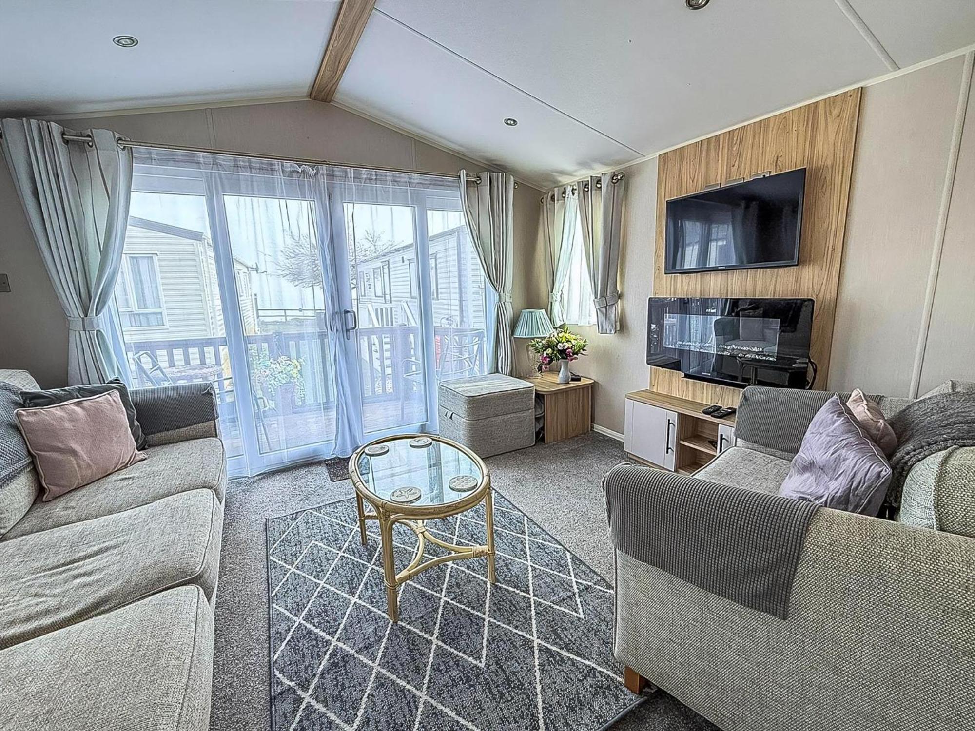 Beautiful Caravan For Hire With A Partial Sea View In Suffolk Ref 32042Az Lowestoft Exteriér fotografie