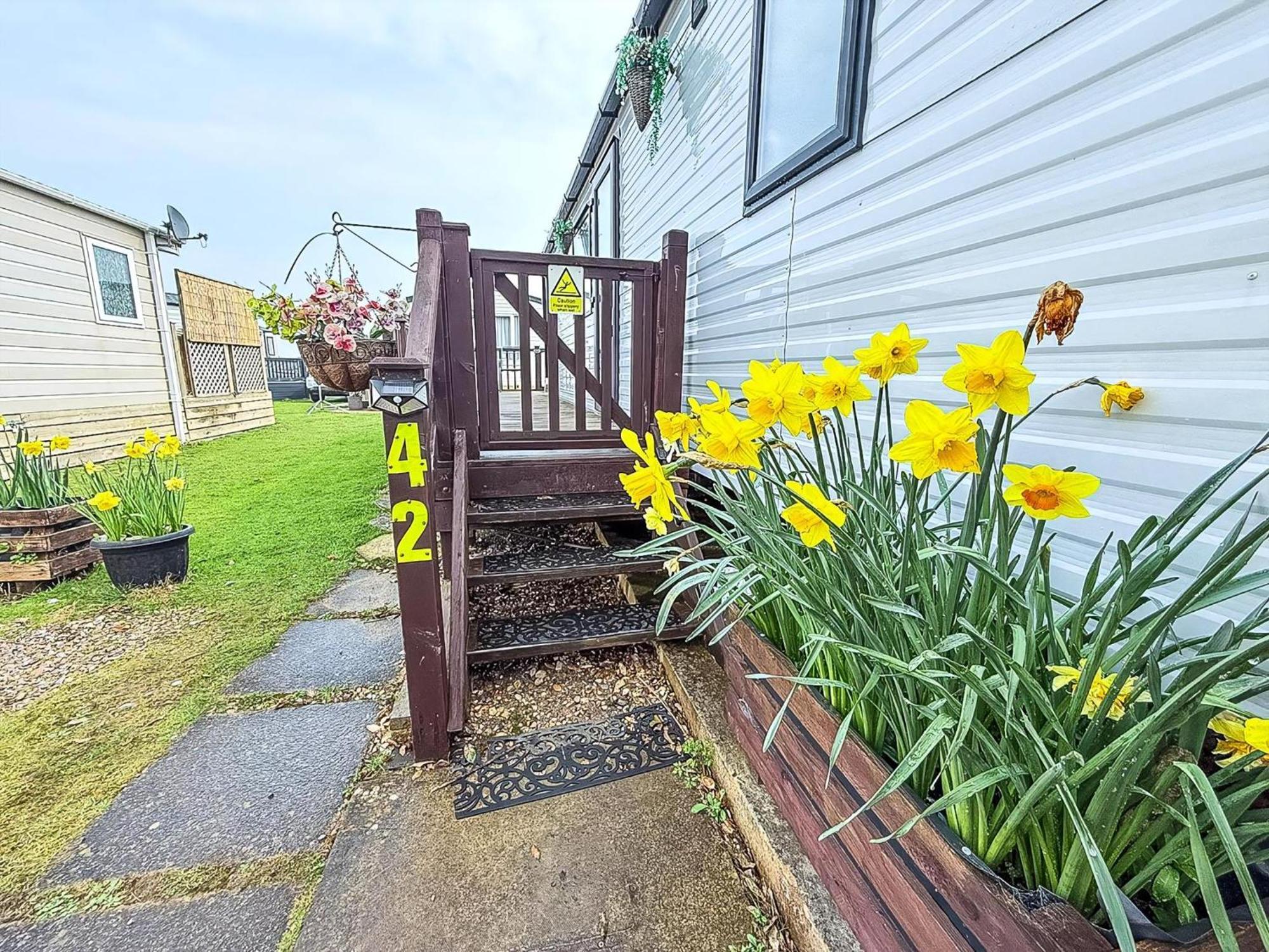 Beautiful Caravan For Hire With A Partial Sea View In Suffolk Ref 32042Az Lowestoft Exteriér fotografie