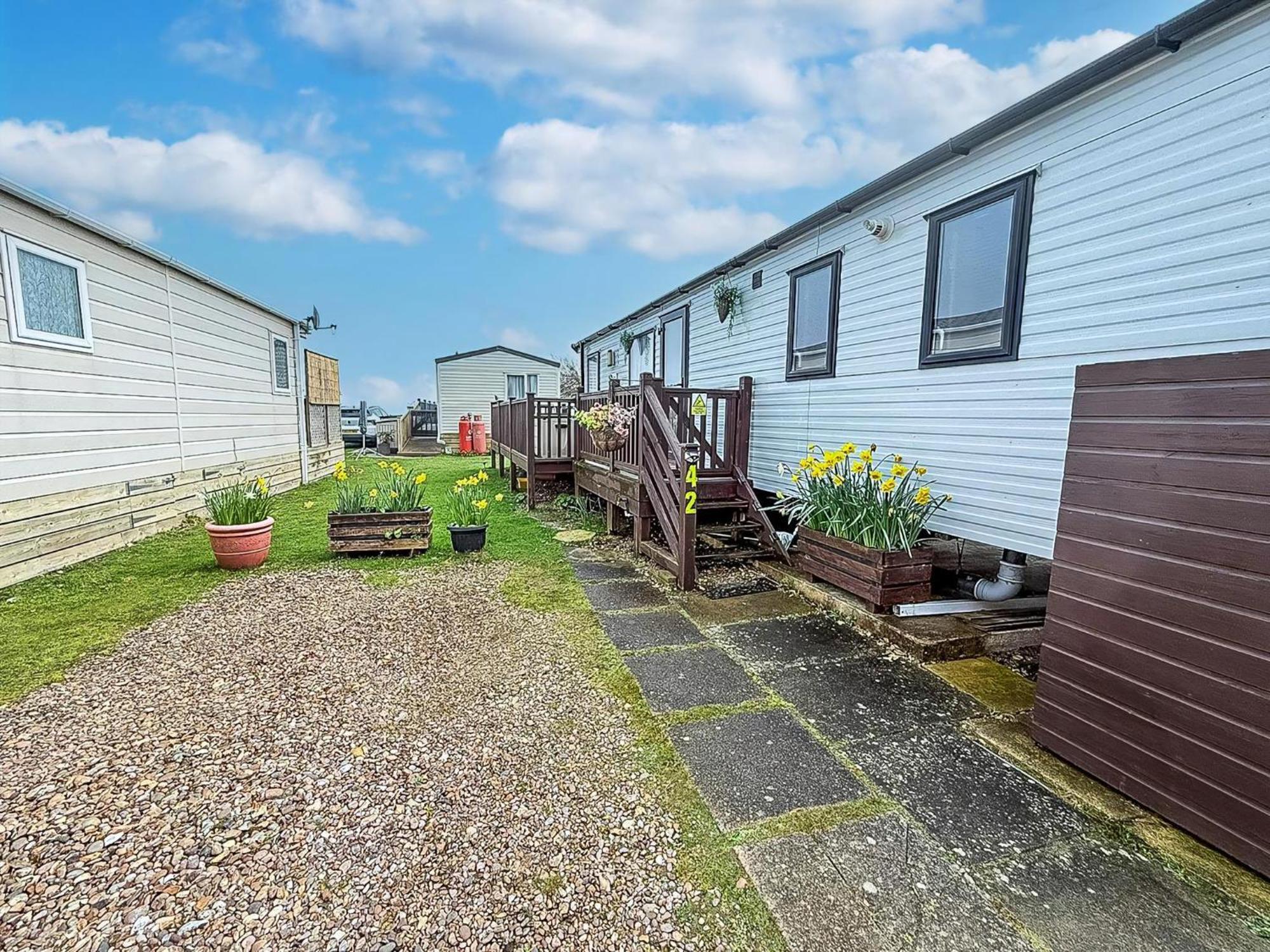 Beautiful Caravan For Hire With A Partial Sea View In Suffolk Ref 32042Az Lowestoft Exteriér fotografie