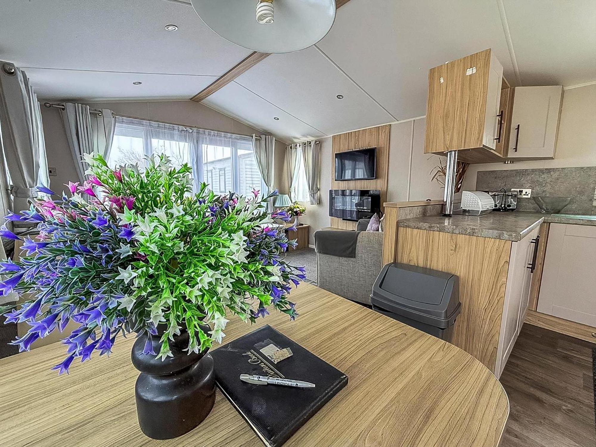 Beautiful Caravan For Hire With A Partial Sea View In Suffolk Ref 32042Az Lowestoft Exteriér fotografie